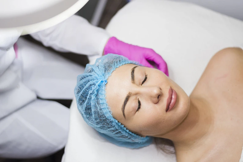 Уже не рано, еще не поздно: когда идти к косметологу